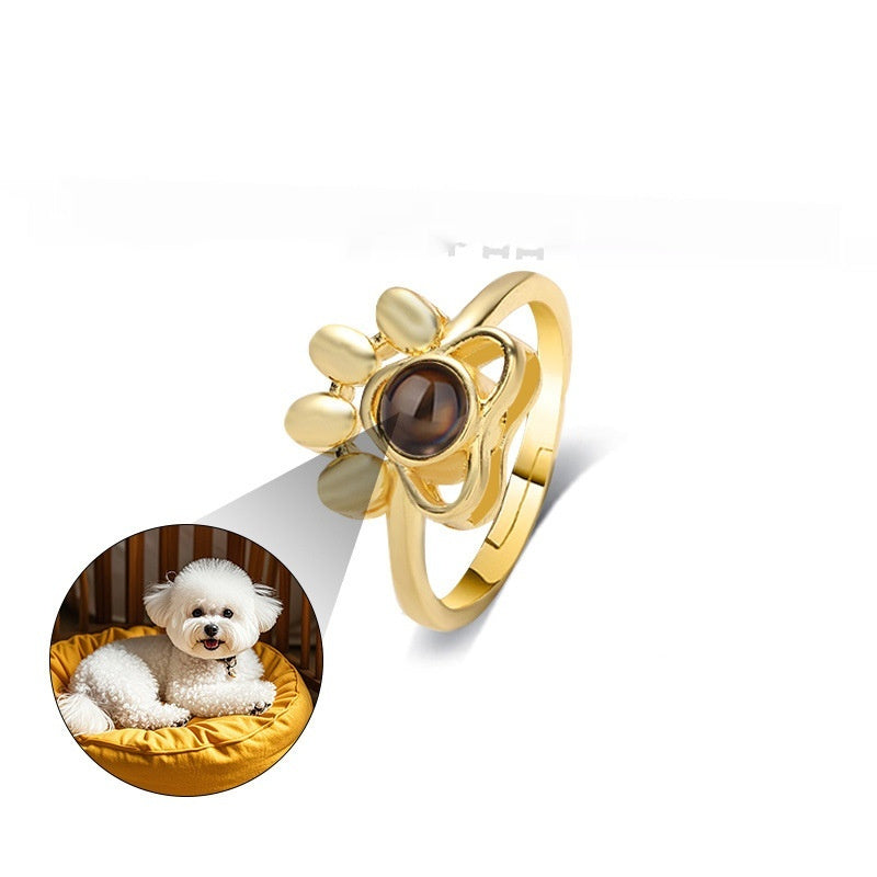 Anillo con proyección de pata de perro con personalidad de moda